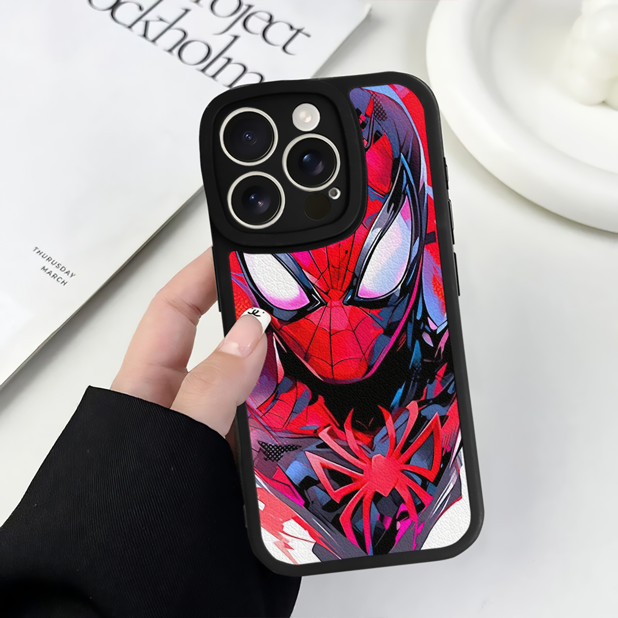 Spider Man スパイダーマン 【iPhone 16シリーズ対応】シリコンスマホケース（レザー調） 材質：シリコン